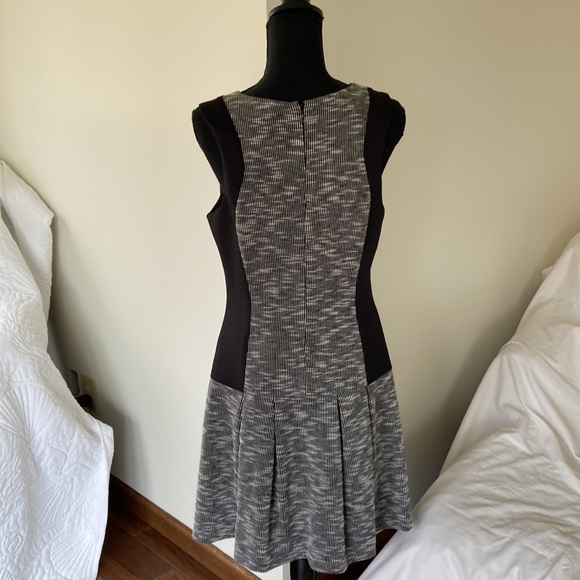Guess sleeveless fit and flare black and white dress Size: 10 - Picture 12 of 14